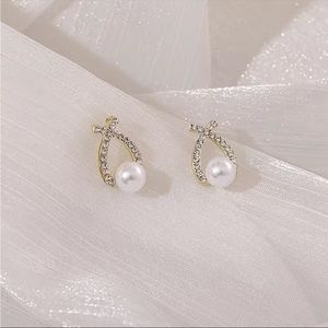 BRAND NEW 18K Gold Plated Pearl Simple Cross Stud Earrings - SUPER ELEGANT